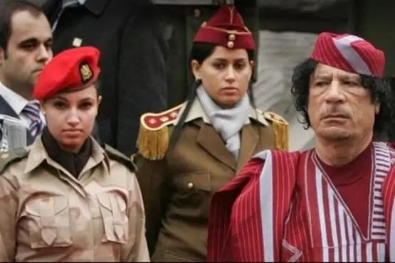 معمر قذافی دیکتاتور لیبی در کنار زنان محافظش