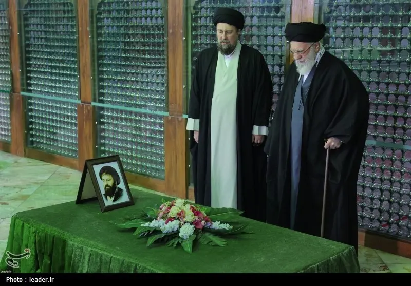  حضور رهبر معظم انقلاب در حرم مطهر (6)