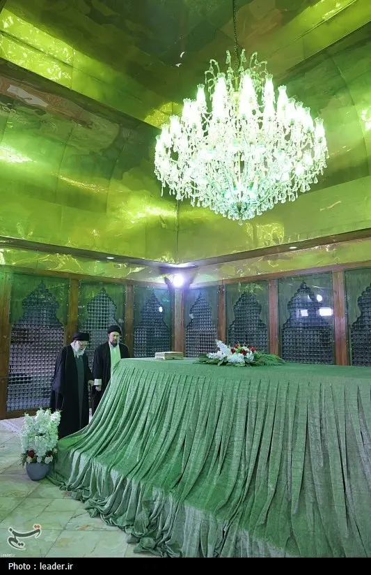  حضور رهبر معظم انقلاب در حرم مطهر (5)