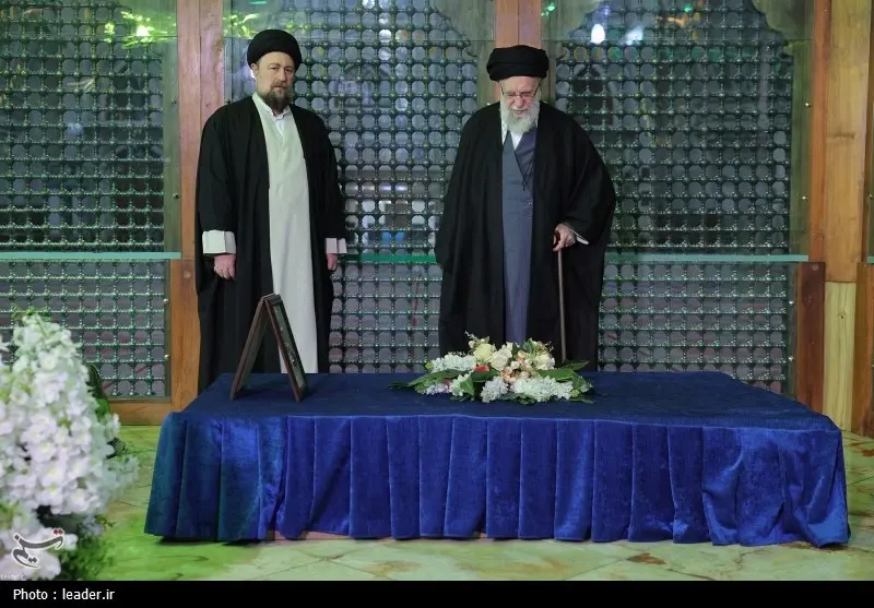  حضور رهبر معظم انقلاب در حرم مطهر (8)