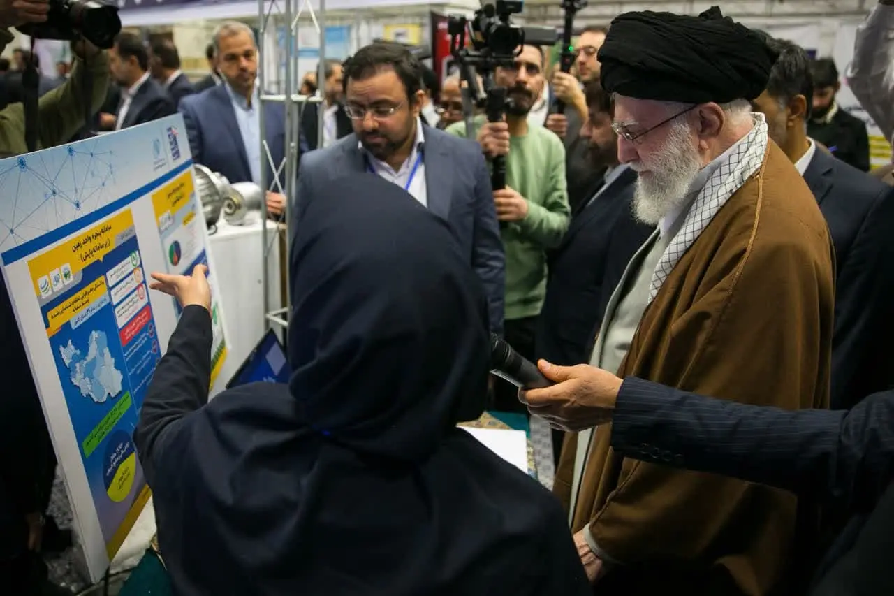 بازدید رهبرانقلاب از نمایشگاه پیشگامان پیشرفت (2)