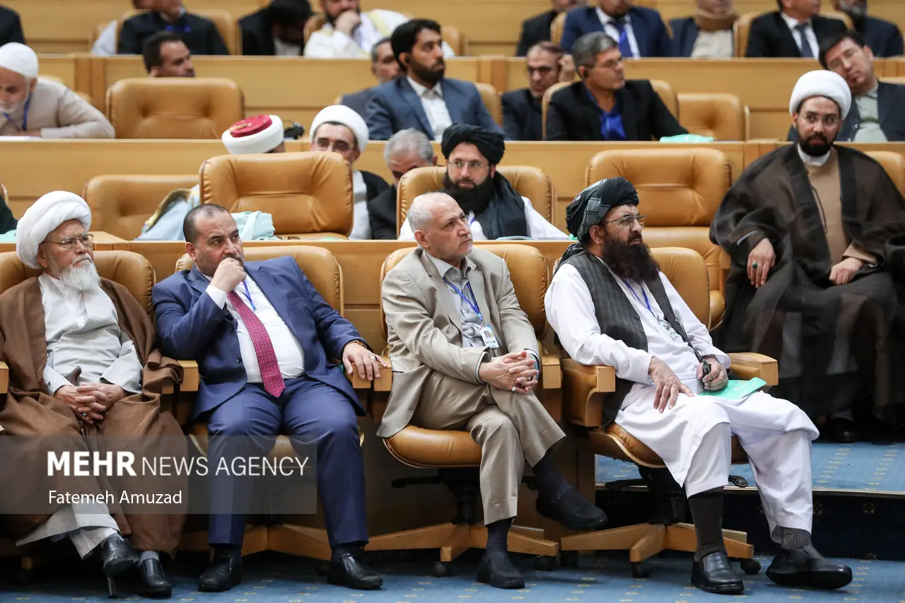 جوراب تا‌به‌تای نماینده طالبان در کنفرانس وحدت اسلاکی