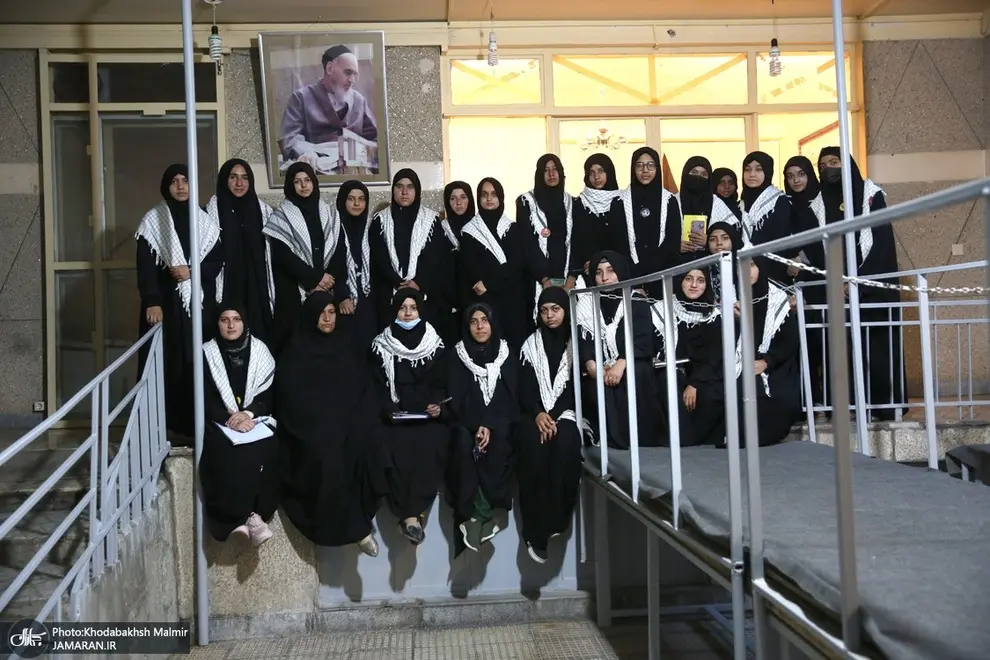 حجاب جالب دانشجویان دختر خارجی در بازدید از حسینیه امام خمینی