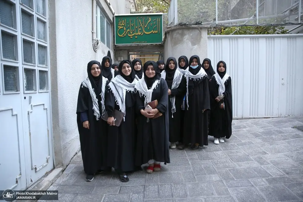 حجاب جالب دانشجویان دختر خارجی در بازدید از حسینیه امام خمینی