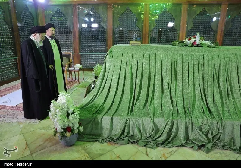  حضور رهبر معظم انقلاب در حرم مطهر (3)