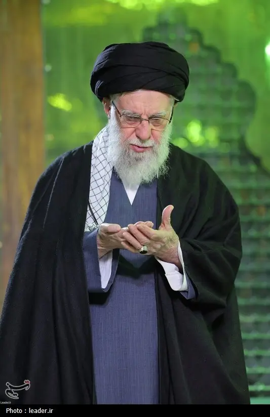  حضور رهبر معظم انقلاب در حرم مطهر (2)