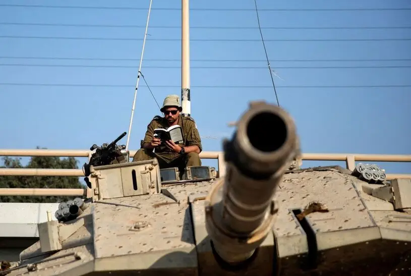 مطالعه سرباز اسرائیلی روی تانک