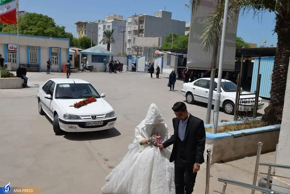 دانشجو با لباس عروس