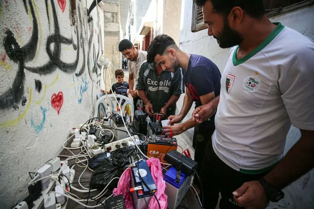 صف شارژ موبایل در غزه