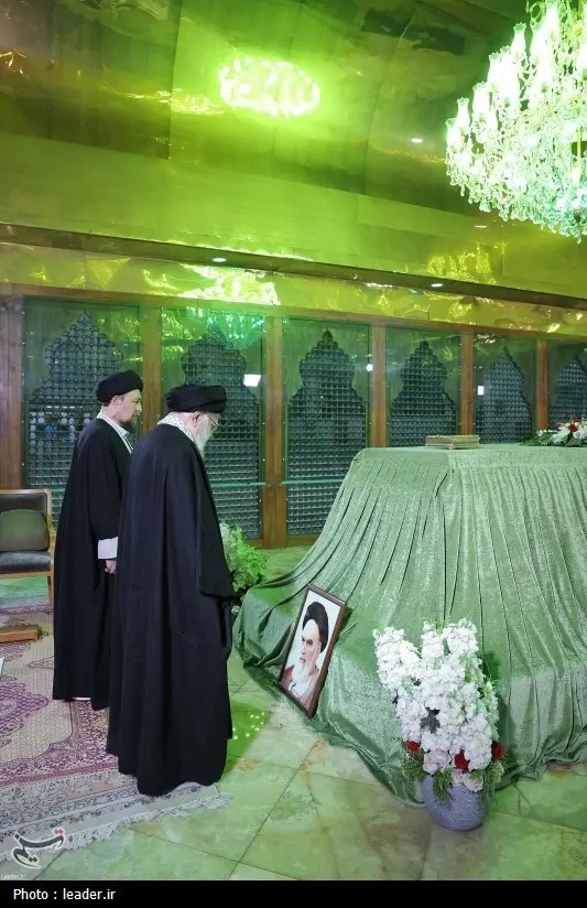  حضور رهبر معظم انقلاب در حرم مطهر (4)
