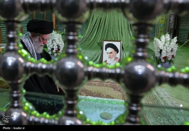  حضور رهبر معظم انقلاب در حرم مطهر (1)