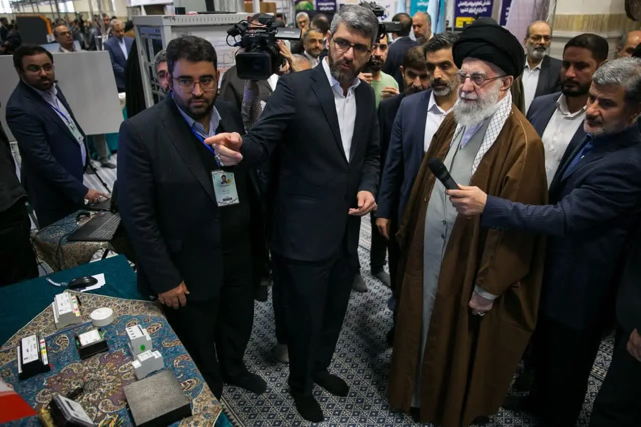 بازدید رهبرانقلاب از نمایشگاه پیشگامان پیشرفت (1)