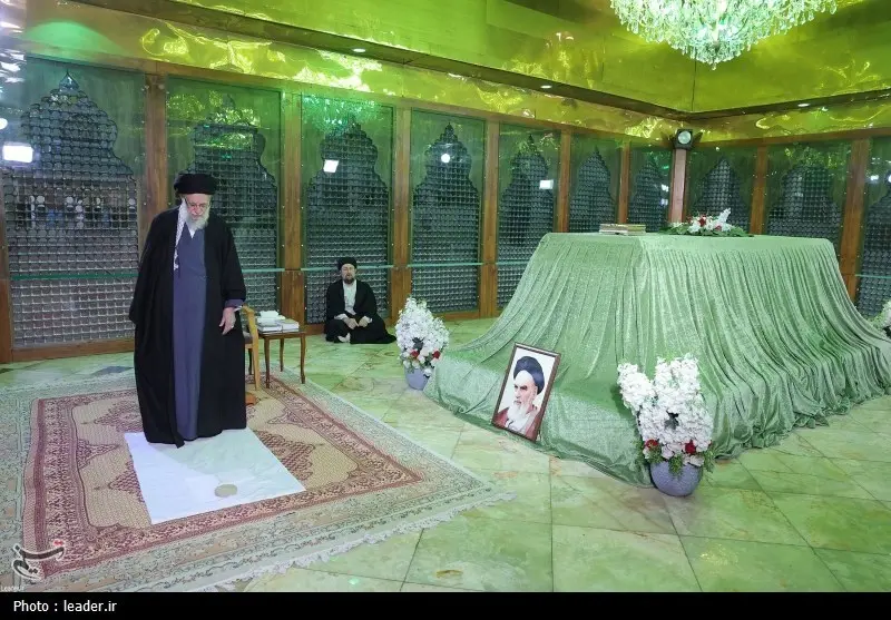  حضور رهبر معظم انقلاب در حرم مطهر (9)