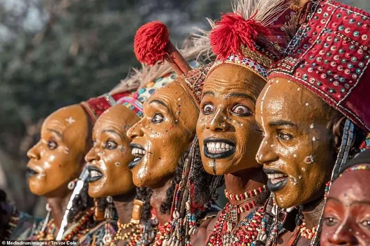 در این قبیله‌ مردان برای جذب زنان آرایش می‌کنند!