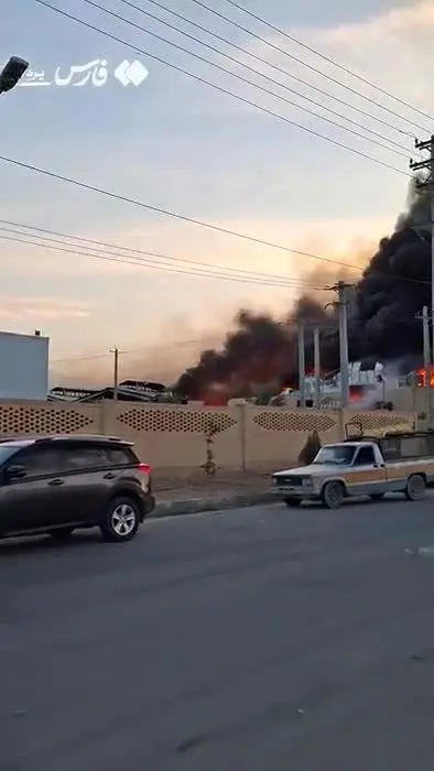 ببینید| آتش‌سوزیِ شهرک صنعتی یزد مهار شد