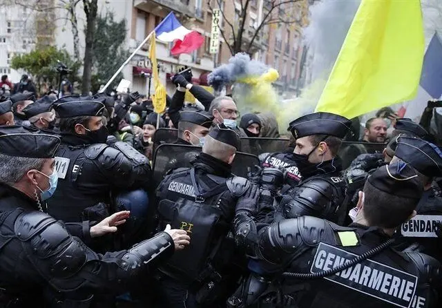 باتوم و گاز اشک آور در پاسخ به اعتراض فرانسوی ها به گرانی