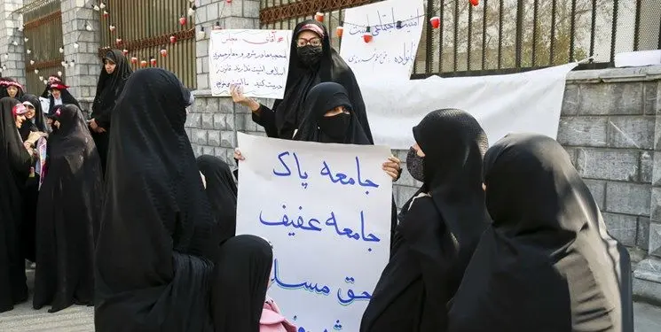 حاشیه‌های تجمع مقابل مجلس؛ از اعتراض یک روحانی به زنان محجبه تا مداخله نیروهای امنیتی