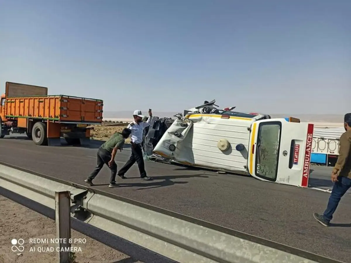 تصادف آمبولانس با کامیون در شیراز/تکنسین اورژانس جان باخت