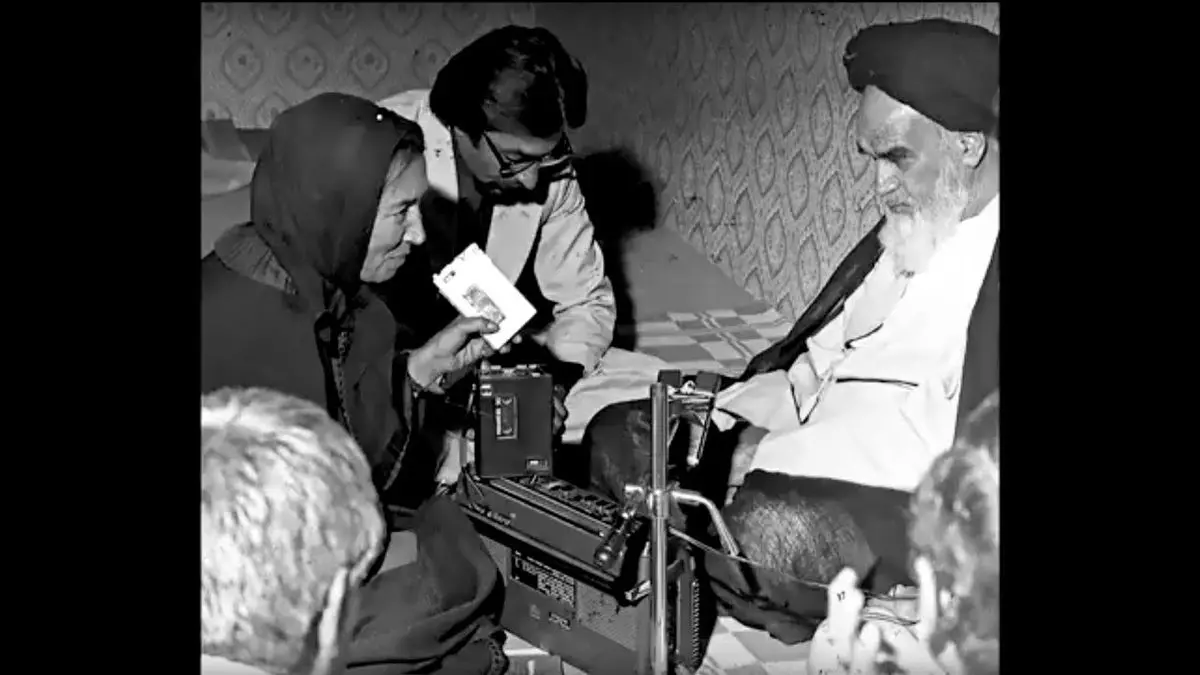 امام خمینی به خبرنگار خارجی گفت اگر ناراحتی روسری را کنار بگذار