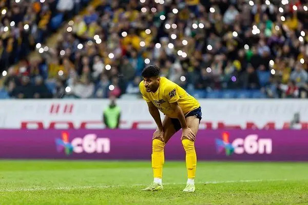 جنجال اخراج ستاره استقلالی لیگ روسیه به خاطر لمس داور زن!