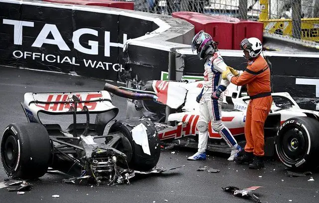 متلاشی شدن خودرو شوماخر در روز قهرمانی راننده مکزیکی در فرمول یک