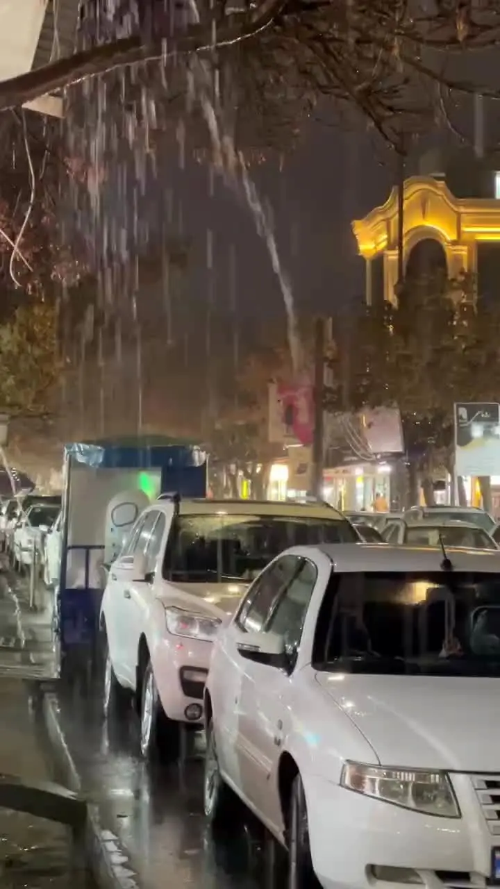ببینید| بارش شدید باران هم اکنون در پیرانشهرِ آذربایجان‌غربی