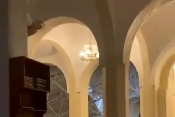 ببینید| چگونه سقف مسجد یکی از مشهورترین دانشگاه‌های عربستان ناگهان فروریخت