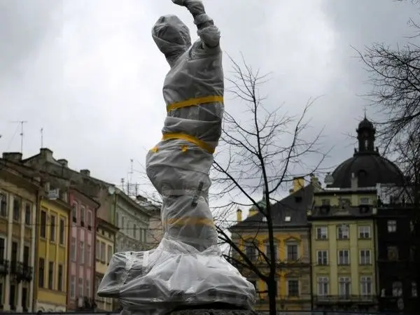 هنرمندان اوکراینی برای حفظ مجسمه‌های فرهنگی تلاش می‌کنند+ ویدئو