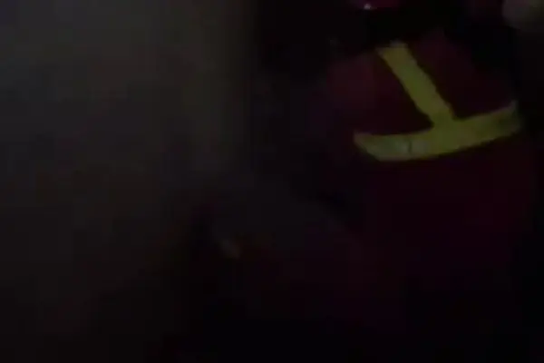 ببینید| تصاویری از تلاش آتش‌نشانان برای نجات افراد محبوس زیر آوار یک ساختمان در یافت‌آباد تهران