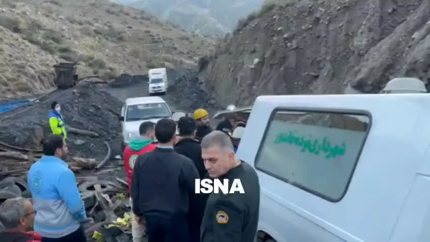 ببینید | تصاویری غم‌انگیز از لحظه خروج پیکر کارگر جان‌باخته معدن از زیر آوار 
