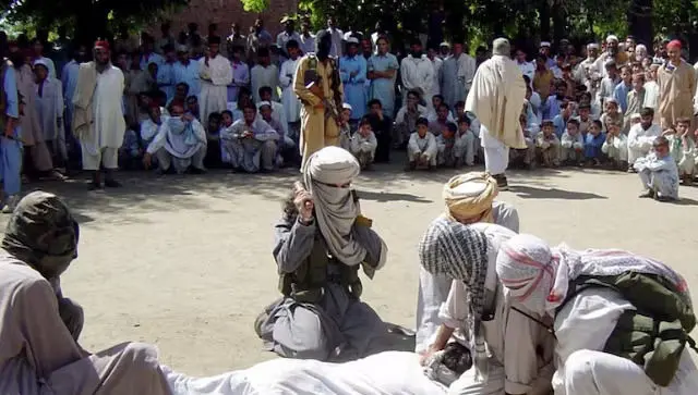 طالبان در 6 ماه گذشته ۲۷۴ مرد و ۵۸ زن را در ملاء عام شلاق زده‌اند