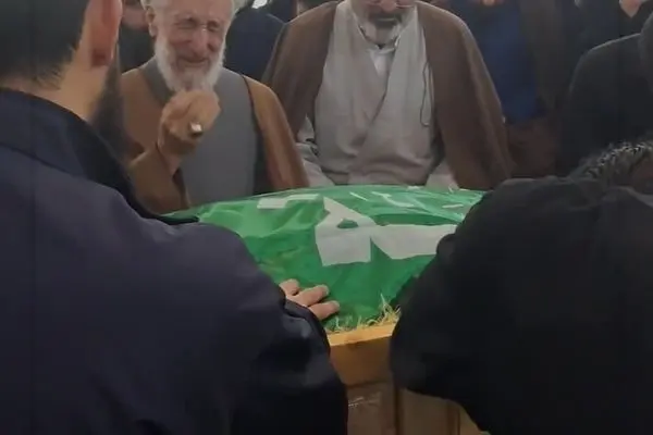 ببینید | لحظه وداع کاظم صدیقی با فرزند مرحومش