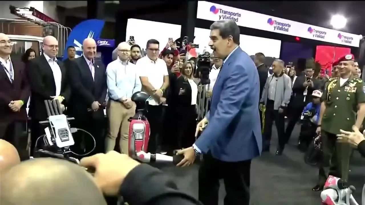 ببینید | رقص مادورو با یک ربات انسان نما