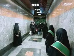 زنان شریف و محترمی از سر دلسوزی برای دختران شهر تهران وارد عمل شده‌اند، بعد عده‌ای آن‌ها را حجاب‌بان خطاب می‌کنند تا تحقیرشان کنند