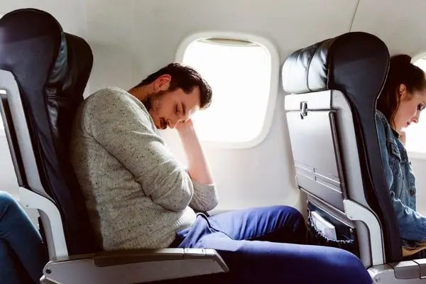 چطور در هواپیما بخوابیم؟ همه چیز در مورد خوابیدن در پرواز