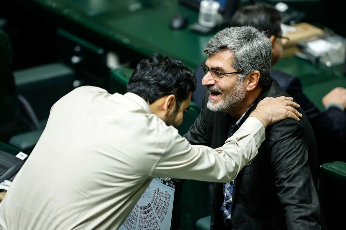 نماینده امضاکننده طرح استیضاح همتی: مایلم امضایم را پس بگیرم اما اگر رسمی اعلام کنم، جبهه پایداری در حوزه انتخابیه‌ام فضاسازی می‌کند که تطمیع شده‌ام