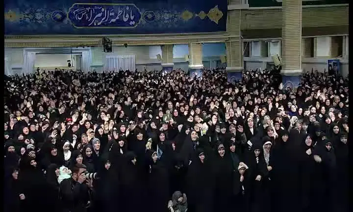 ببینید | ویدئویی از آغاز دیدار بانوان با رهبر انقلاب در حسینیه امام خمینی