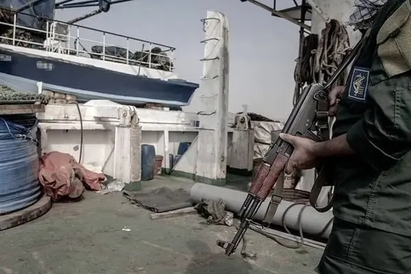 توقیف ۲ لنج عمانی و یک قایق ترال غیرمجاز در آب‌های جاسک / ۸ متهم دستگیر شدند