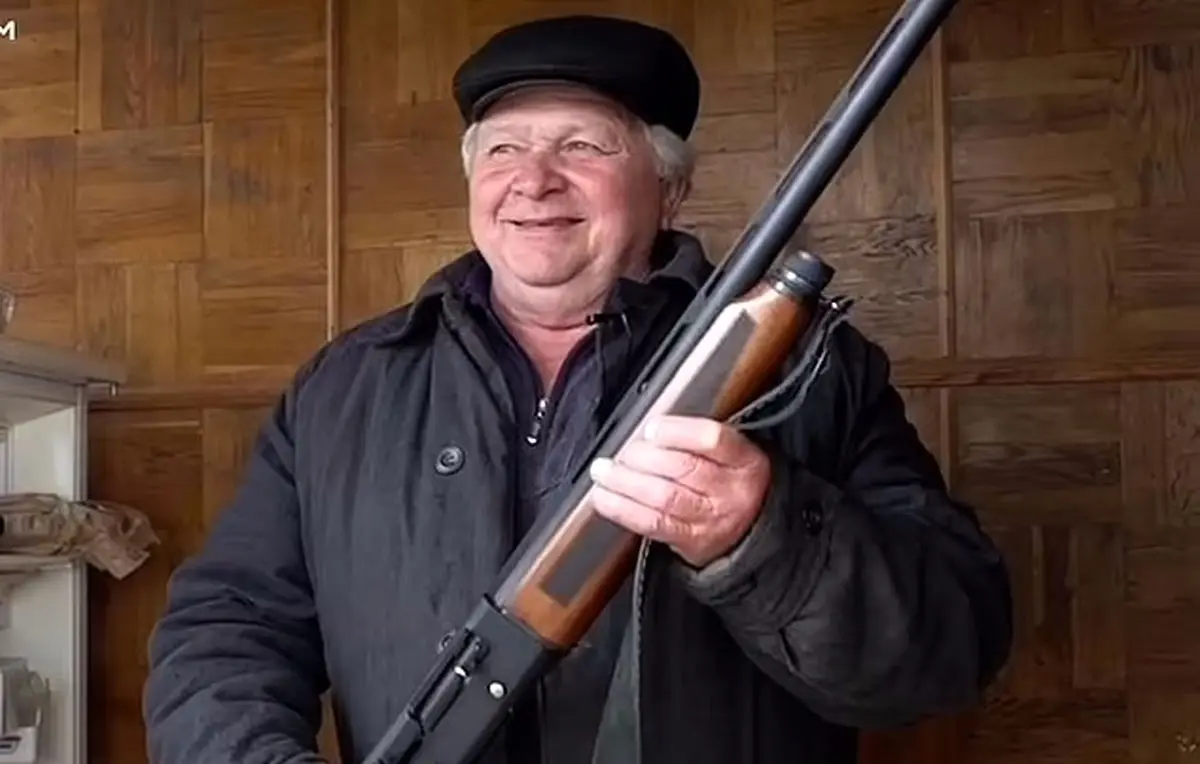 این پیرمرد اوکراینی با تفنگ خود سوخو-۳۴ روسی را منهدم کرد
