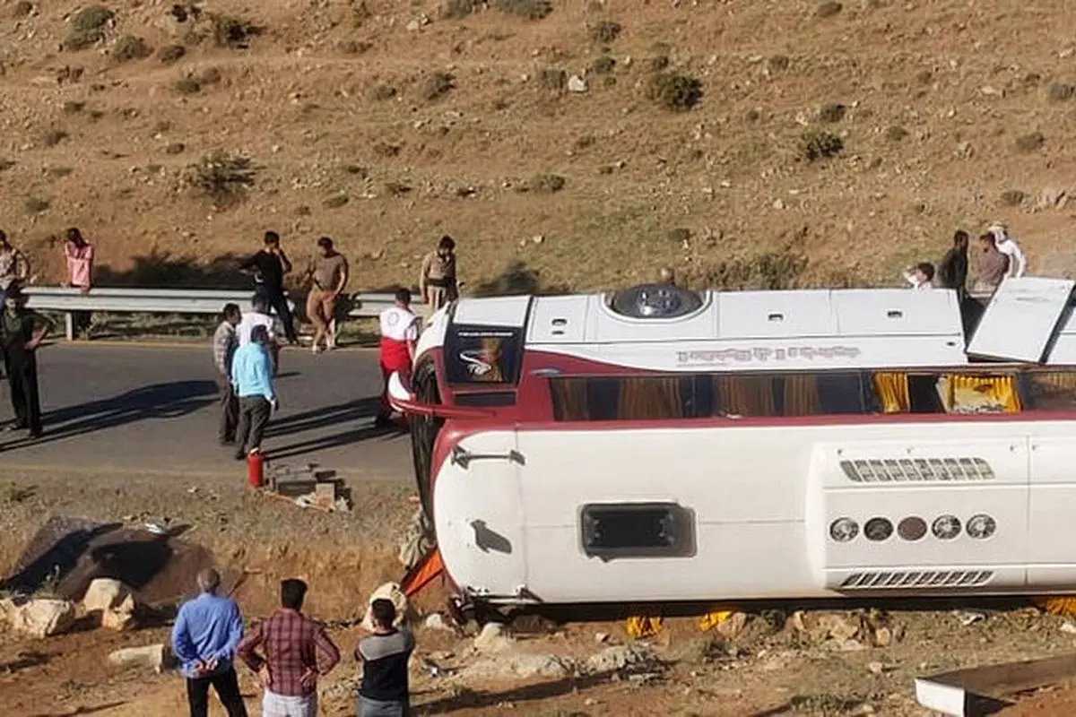 واژگونی اتوبوس منجر به مصدومیت 15 نفر شد