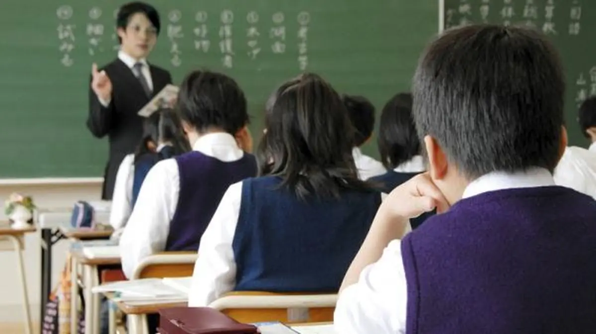 بستن موی دم‌اسبی دختران در مدارس ژاپن ممنوع شده؛ آنوقت عده‌ای مسخره می‌کنند مگر کسی با مو تحریک می‌شود!