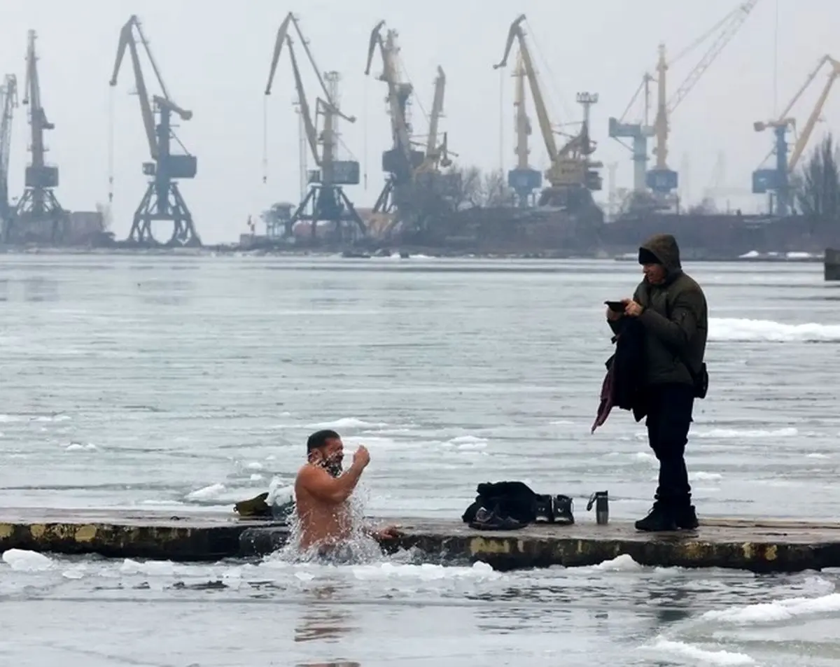 تصاویری از غسل روس‌ها در رودخانه در دمای منفی ۵ درجه!