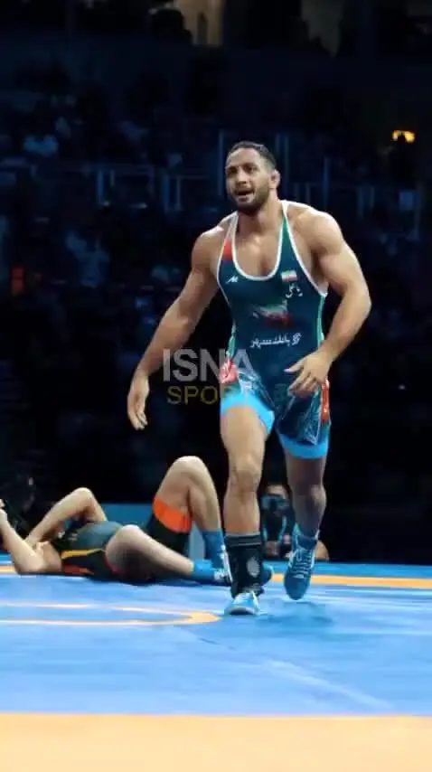 ببینید| بوسه آذرپیرا بر زانوی آسیب دیده‌اش