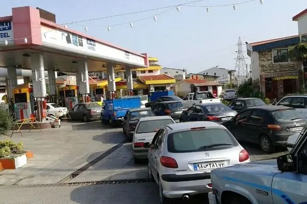 تصویری از صف طولانی و عجیب پمپ‌ بنزین در یکی از خیابان‌های تهران