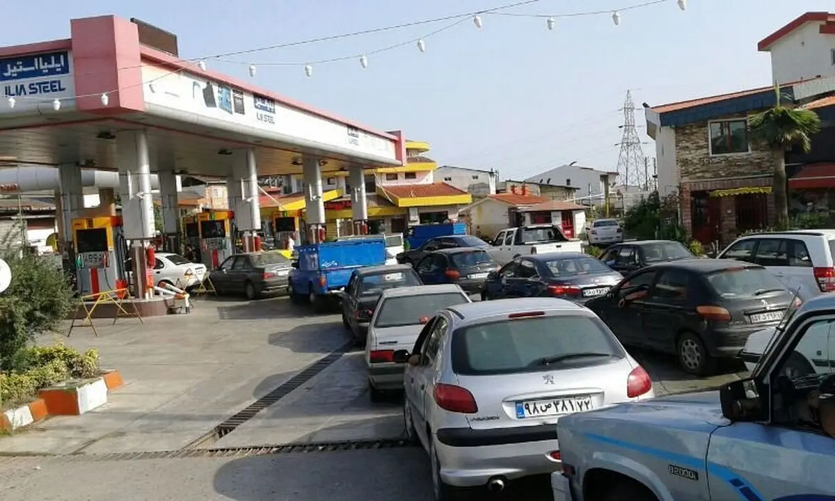 صف‌های طولانی پمپ بنزین در تهران/ ترس از گرانی بنزین یا خرابی نازل در برخی جایگاه‌ها؟