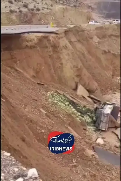 ببینید| سقوط یک کامیون به دره در پی رانش زمین در جاده ایذه