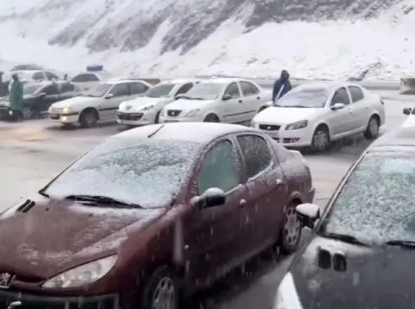 بارش برف ترافیک جاده چالوس را سنگین‌تر کرد