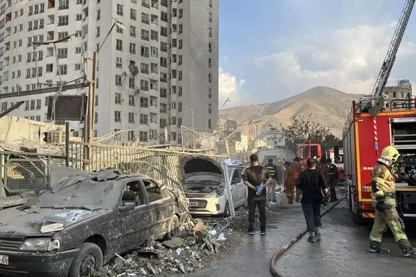 پدربزرگ رایان قاسمیان، کوچکترین شهید جنگ دوازده روزه: بنگاهی‌های املاک محله می‌ترسیدند برایمان خانه پیدا کنند؛ حتی صاحبخانه‌ها هم می‌ترسیدند ملک‌شان را اجاره دهند مبادا هدف اصابت موشک قرار بگیرد/ در بیمارستان هم پرستاران می‌ترسیدند که بستری کنند