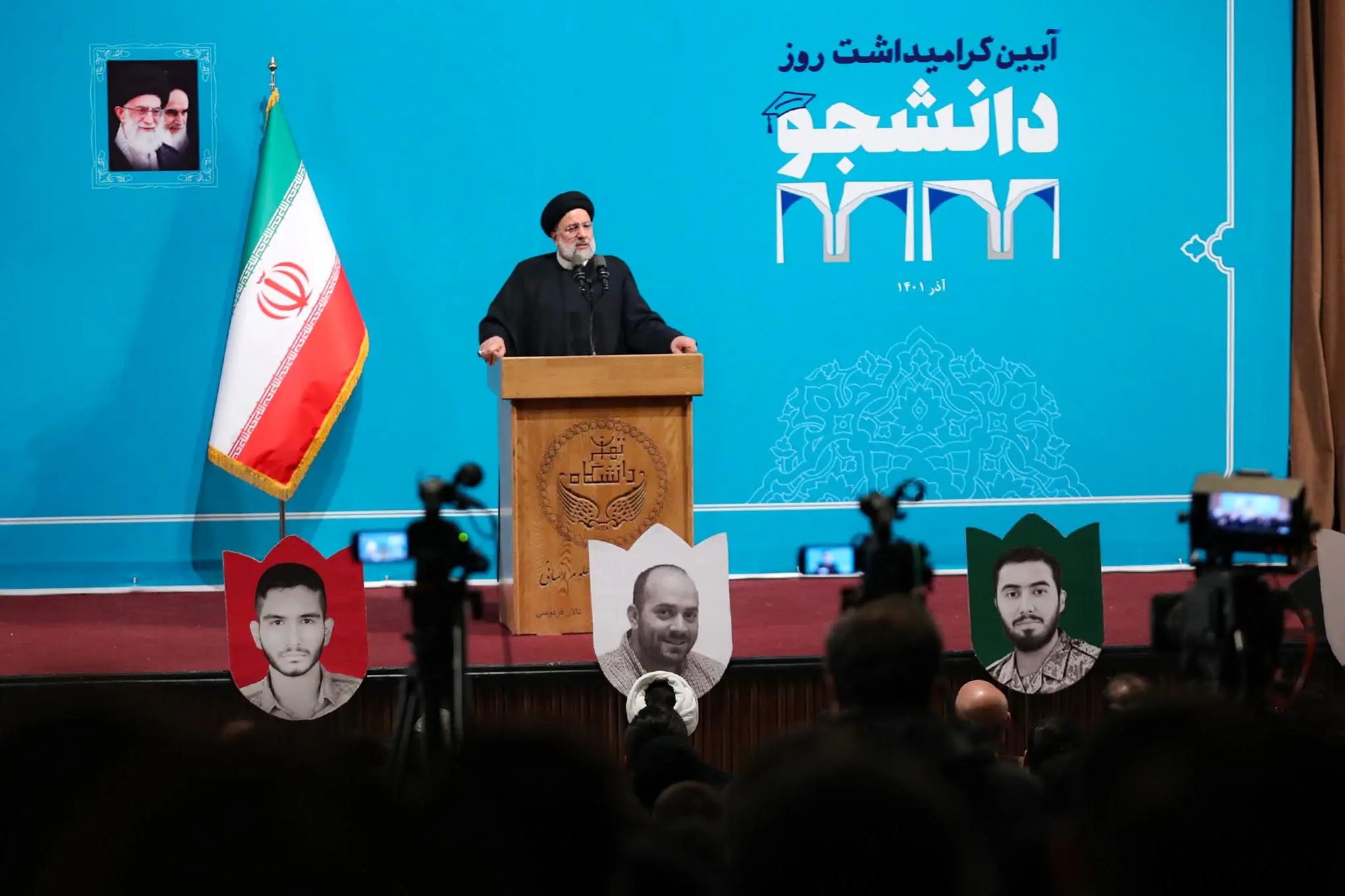 روایت روزنامه همشهری از حضور رئیس‌جمهور در دانشگاه تهران؛ دانشجویان کاملا با رئیسی همنوا بودند و او را تشویق هم کردند