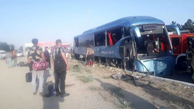 تصادف اتوبوس در بزرگراه تهران-قم؛ مرگ 2 تن و مصدومیت 12 نفر